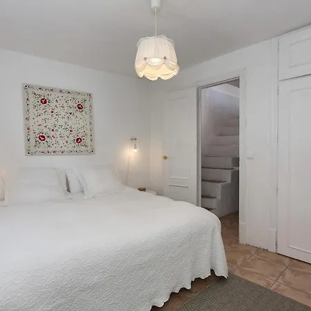 Vakantiehuis Old Town House With Terrace *